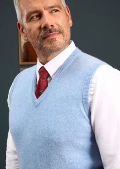 Norfolk Men's Lambswool Slipover In Glacier - Classic Fit 9 Norfolk Men's Lambswool Slipover In Glacier - Classic Fit -AlanPaine Shop 050A62 NORFOLK VEE NECK SLIPOVER GLACIER 02