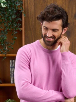 Men's Geelong Lambswool Crew Neck Jumper In Pink Haze - Regular Fit 9 Men's Geelong Lambswool Crew Neck Jumper In Pink Haze - Regular Fit -AlanPaine Shop Pink Crew Neck Jumper 2